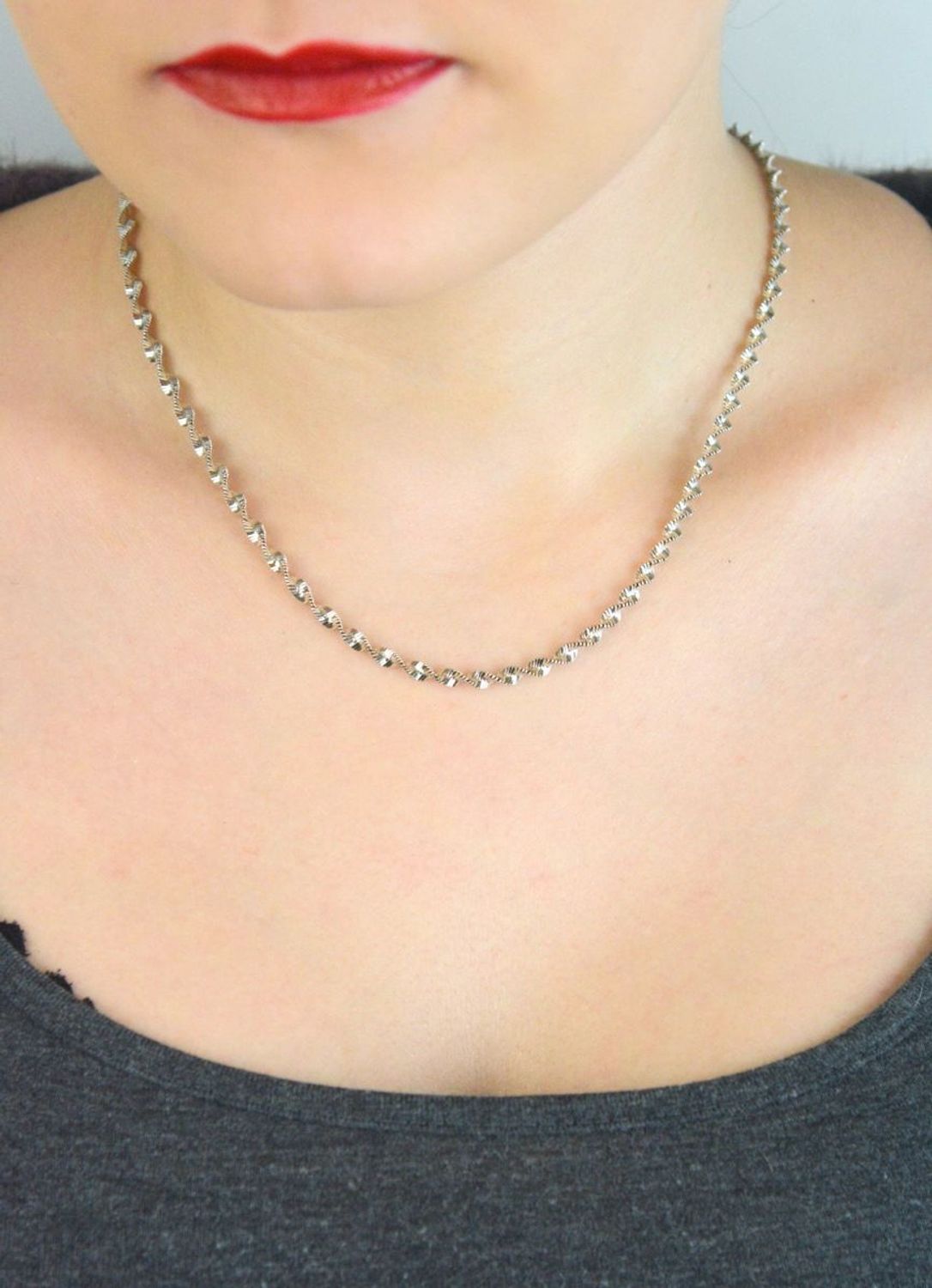 Stylowy łańcuszek damski ze srebra 925, skręcony o szerokości 3,5 mm, oksydowany, długość 44 cm. Zapięcie na karabińczyk, elegancki i ponadczasowy dodatek.1.jpg